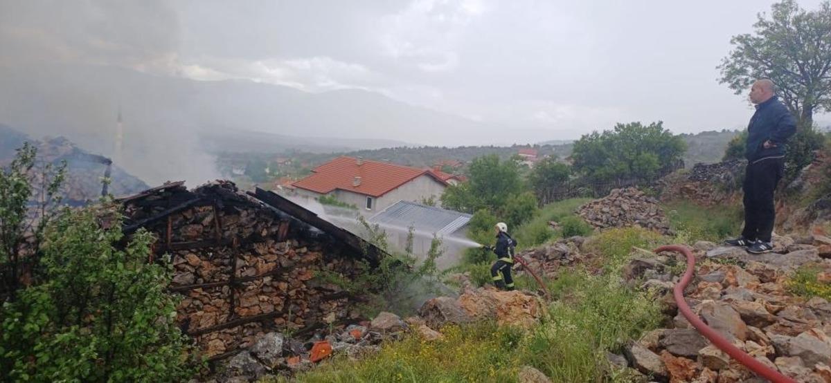 Antalya da 110 yıllık d&uuml;ğmeli ev yangında k&uuml;le d&ouml;nd&uuml; 2