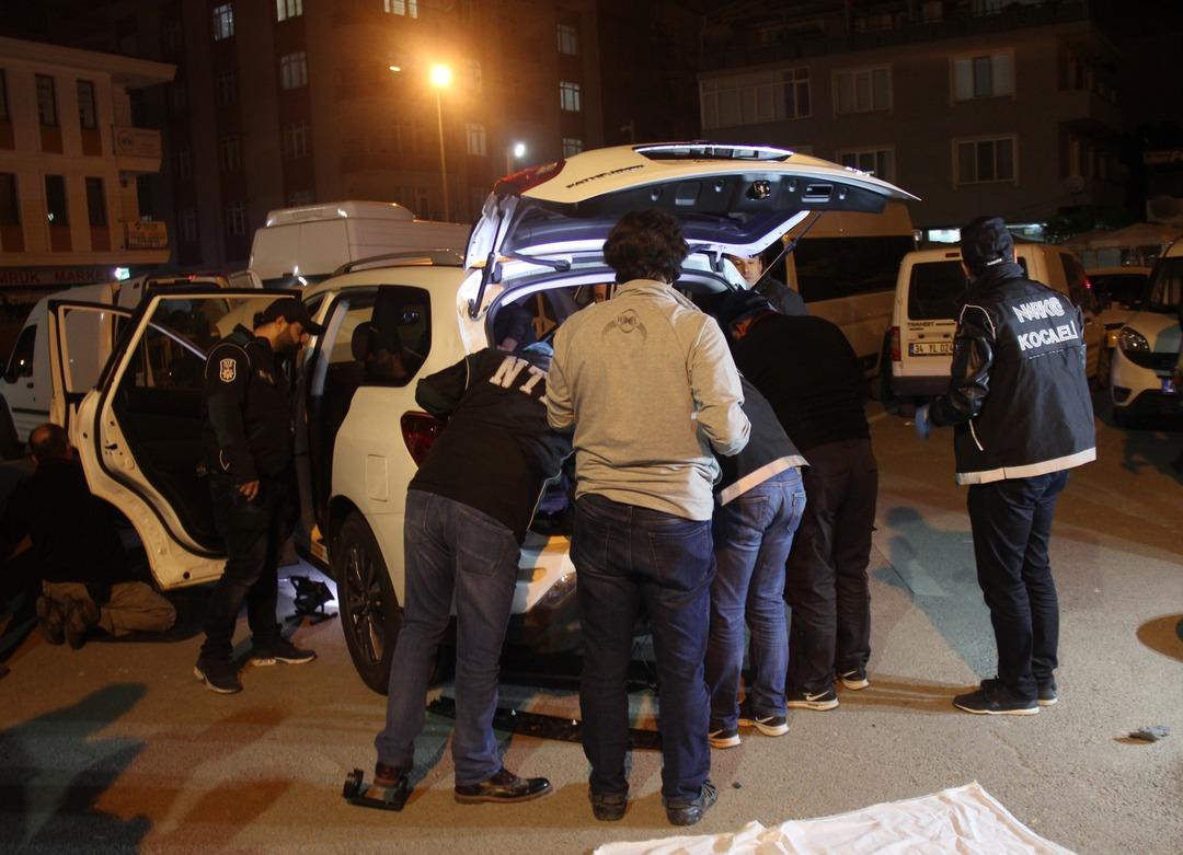 L&uuml;ks cipin bagajında bulundu! &Ccedil;ıkartabilmek i&ccedil;in yarım saat &ccedil;alışıldı