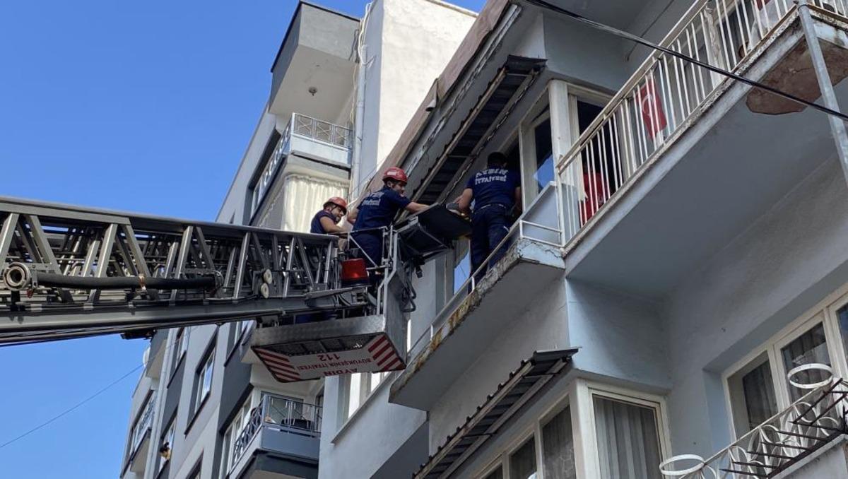 Dar merdivenden indirilemeyen hastanın imdadına itfaiye ekipleri yetişti 3