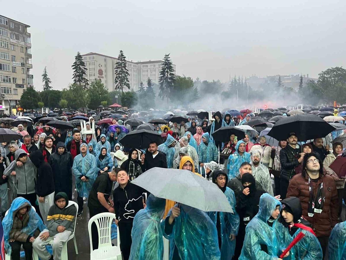 Çorum FK taraftarları final maçını yağmur altında izledi 1