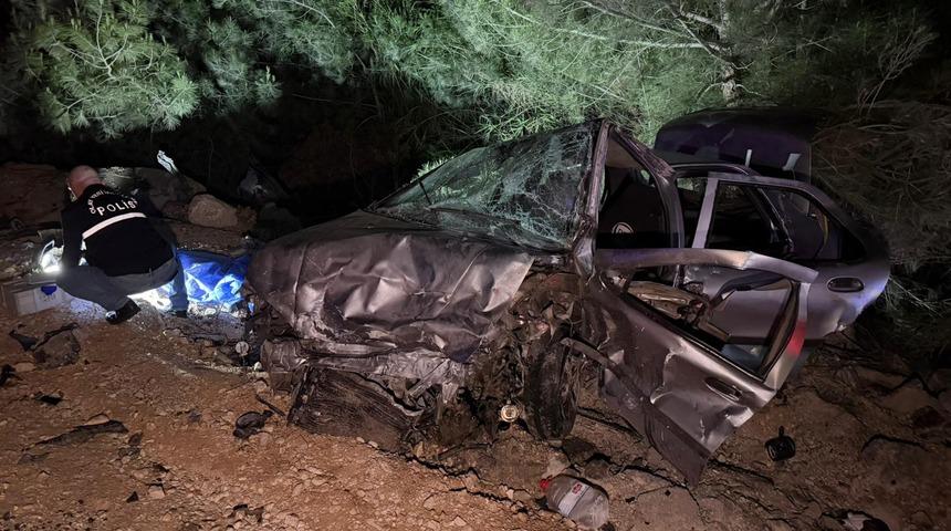Adana'da feci kaza: Karı koca &ouml;ld&uuml;, k&uuml;&ccedil;&uuml;k &ccedil;ocukları yaralandı