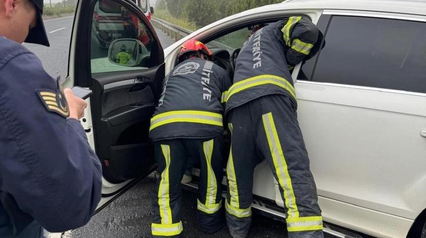 Bariyerlere saplanan l&uuml;ks aracın s&uuml;r&uuml;c&uuml;s&uuml; hayatını kaybetti