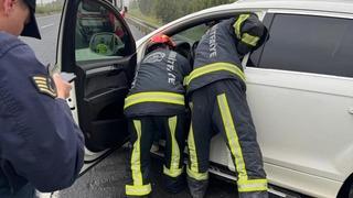 Bariyerlere saplanan lüks aracın sürücüsü hayatını kaybetti