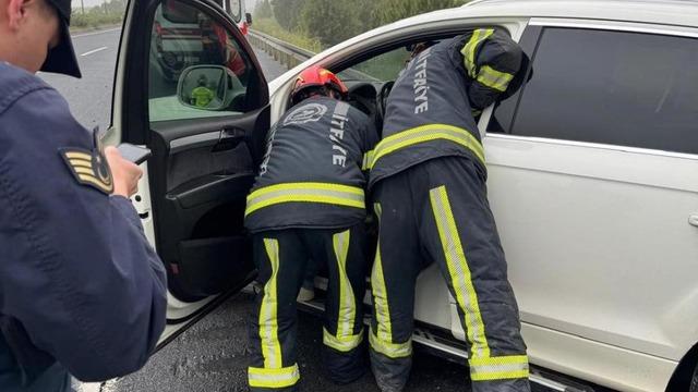 Bariyerlere saplanan lüks aracın sürücüsü hayatını kaybetti