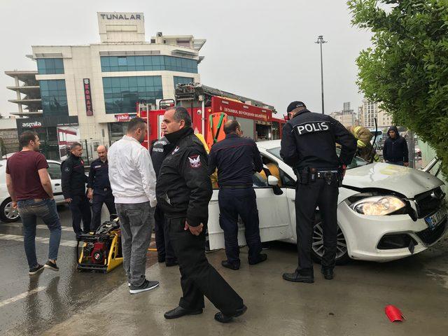 Yağışlı hava kazaya neden oldu: araçta sıkışan sürücüyü itfaiye kurtardı