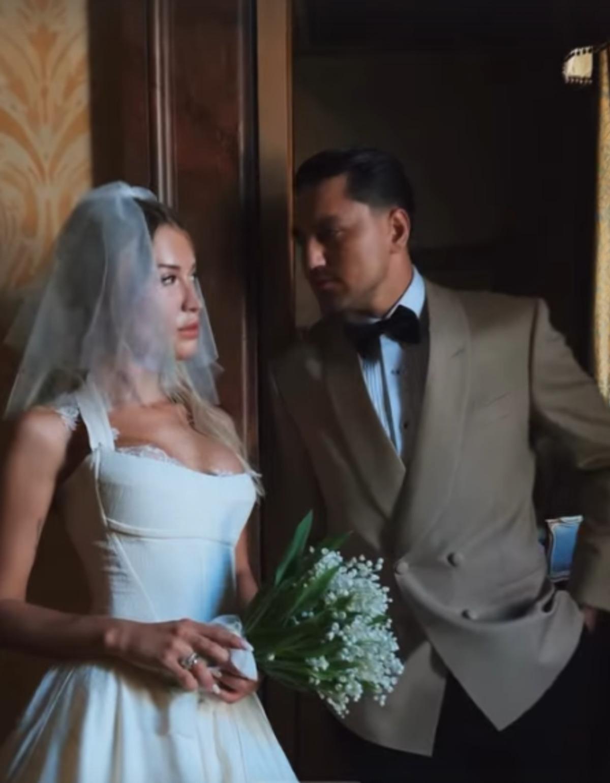 Cengiz Ünder ve Bilge Yenigül Roma da evlendi! İddialı gelinlik olay oldu 2