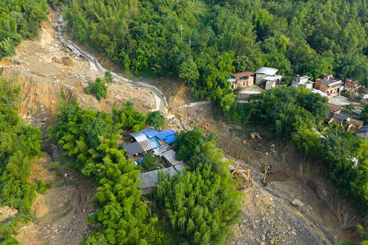 Sular yükseldi, ne baraj ne nehir kaldı! Hepsi yollara taştı 10