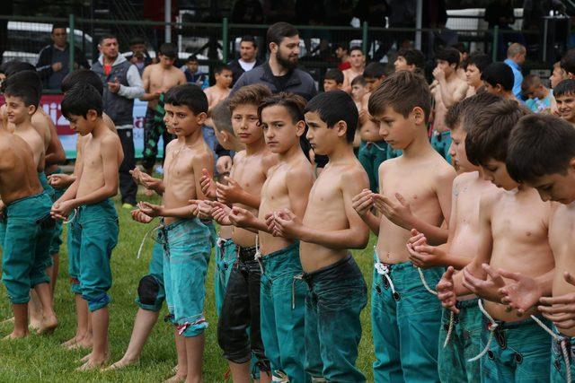 Geleneksel Sadabad Yağlı Güreşleri’nde pehlivanlar kol bağladı