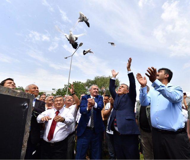 İzmir'de Üç Fidan Anıtı açıldı