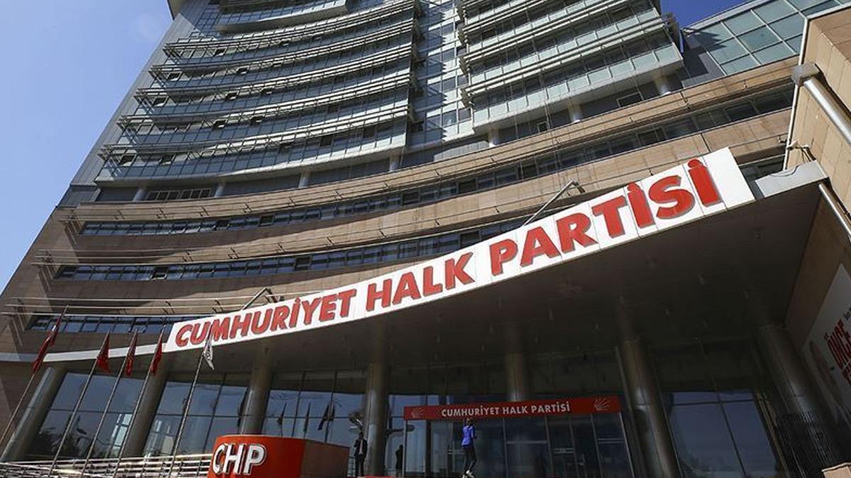 Ankara'da tarihi görüntü! CHP Genel Merkezi girişine asıldı