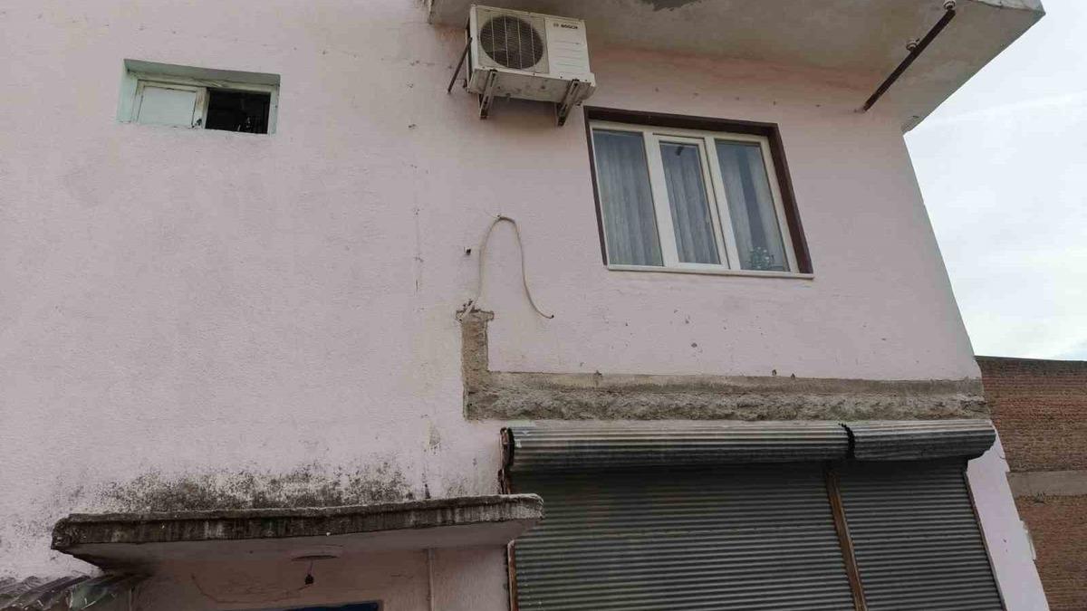 Balkonu çöken bina mühürlendi