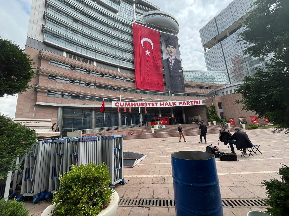 Olaylı günün ardından CHP Genel Merkezi nde dikkat çeken görüntü 2
