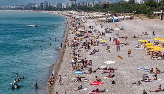 Antalya'da bayram tatilinde sahiller doldu
