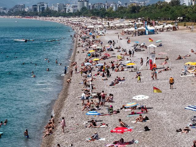 Antalya'da bayram tatilinde sahiller doldu