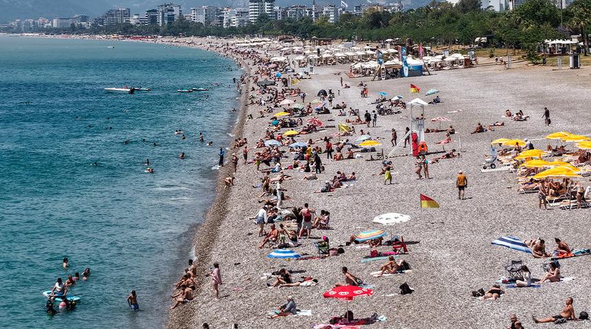 Antalya'da bayram tatilinde sahiller doldu