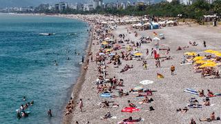 Antalya'da bayram tatilinde sahiller doldu