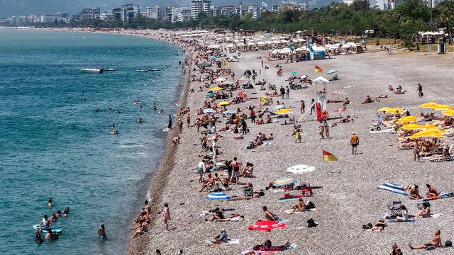 Antalya'da bayram tatilinde sahiller doldu