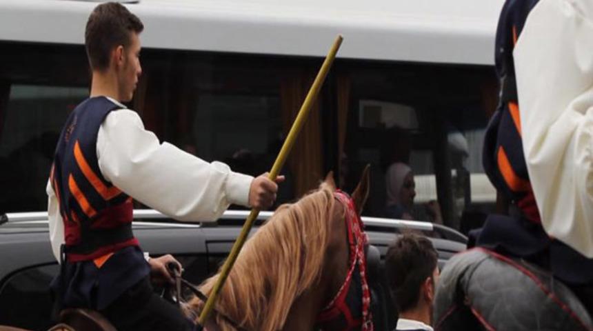 Mecidiyek&ouml;y'de atlı cirit ekibini g&ouml;renler şaştı kaldı