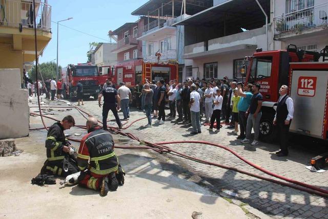 Çatı katında çıkan yangında 3 bina zarar gördü 1