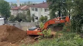 Son dakika: D&uuml;zce&rsquo;de inşaat alanında toprak kaydı, bina sakinleri sokağa d&ouml;k&uuml;ld&uuml;