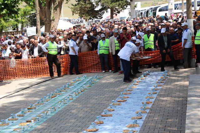 Batman'da 20 bin kişi, 500 metrelik yer sofrasında yemek yedi