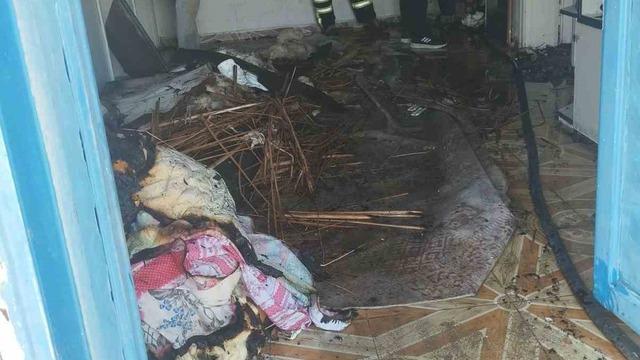 Yanan ev kullanılamaz hale geldi
