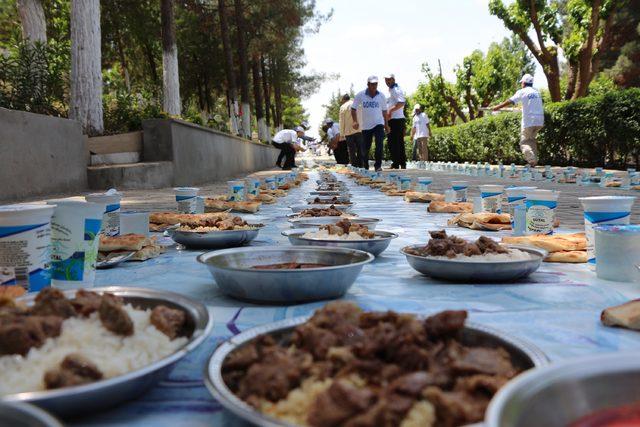 Batman'da 20 bin kişi, 500 metrelik yer sofrasında yemek yedi