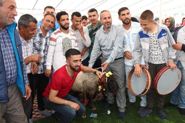 Batman'da 20 bin kişi, 500 metrelik yer sofrasında yemek yedi