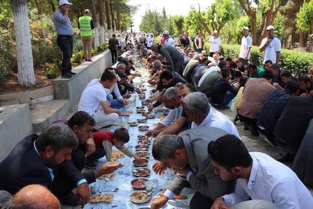 Batman'da 20 bin kişi, 500 metrelik yer sofrasında yemek yedi