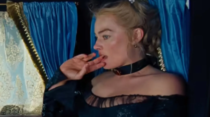 Margot Robbie&rsquo;nin &ldquo;kıllı koltuk altı&rdquo; sahnesi son anda filmden &ccedil;ıkarıldı