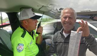 Trafik cezası yiyince polisleri tebrik etti! Nedeni şaşırttı