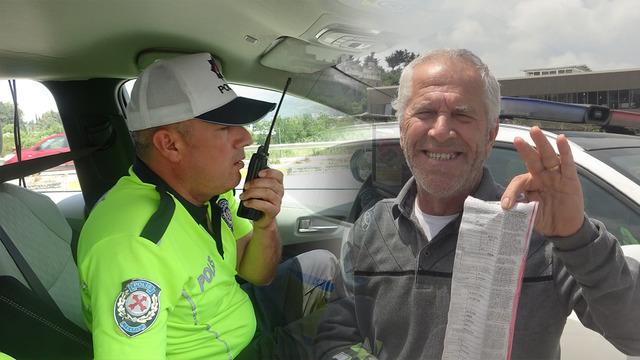 Trafik cezası yiyince polisleri tebrik etti! Nedeni şaşırttı