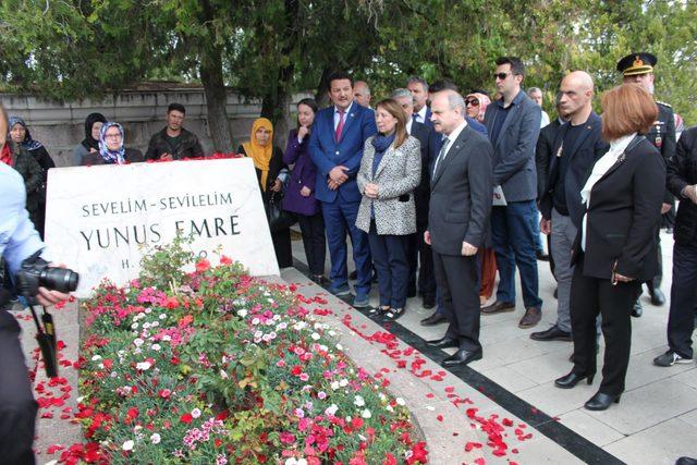 Yunus Emre kabri başında anıldı