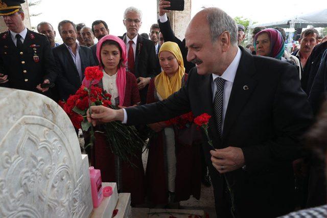 Yunus Emre kabri başında anıldı