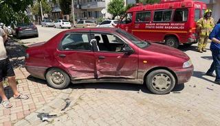 Ara&ccedil;ta sıkışan 3 yaralıyı itfaiye kurtardı