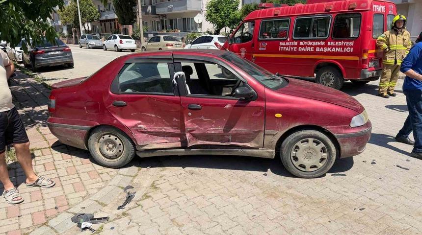 Ara&ccedil;ta sıkışan 3 yaralıyı itfaiye kurtardı