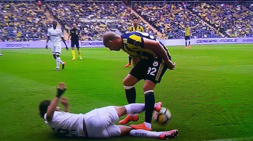 Fenerbahçe-Bursaspor maçında Aatif Chahechouhe'nun hareketi isyan ettirdi!