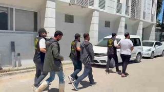 Kendilerini polis olarak tanıtıp vatandaşları dolandırdılar