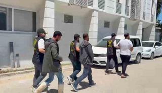 Kendilerini polis olarak tanıtıp vatandaşları dolandırdılar
