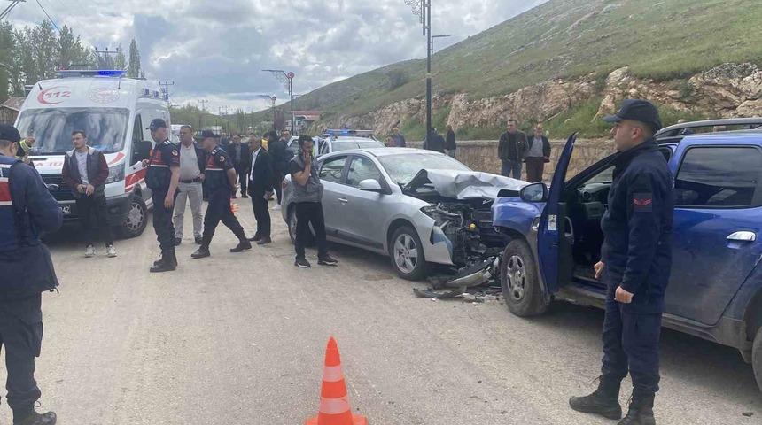 Kafa kafaya &ccedil;arpıştılar, 8 kişi yaralandı