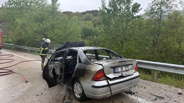 Tokat’ta alev alan otomobil demir yığınına döndü