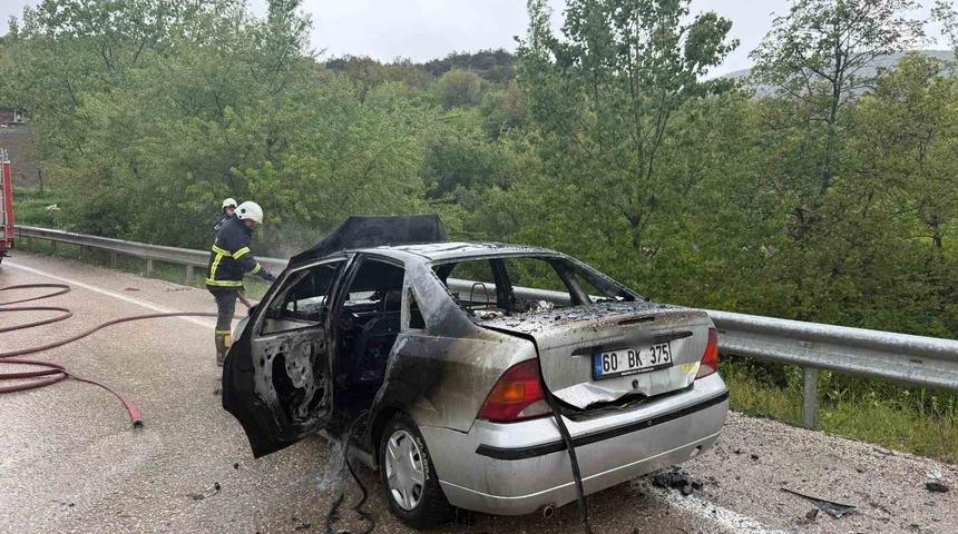 Tokat&rsquo;ta alev alan otomobil demir yığınına d&ouml;nd&uuml;