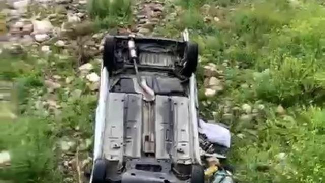 Bolu’da hafif ticari araç dere yatağına uçtu