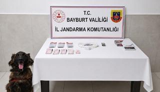 İstanbul&rsquo;dan Bayburt&rsquo;a uyuşturucu getiren 3 ş&uuml;pheli yakalandı