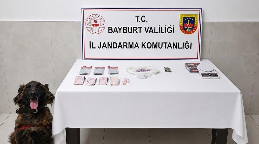 İstanbul&rsquo;dan Bayburt&rsquo;a uyuşturucu getiren 3 ş&uuml;pheli yakalandı