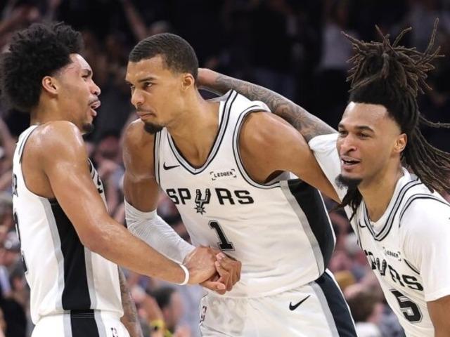 NBA play-off'larında Spurs, Thunder'ı yenerek seriyi 2-2 yaptı