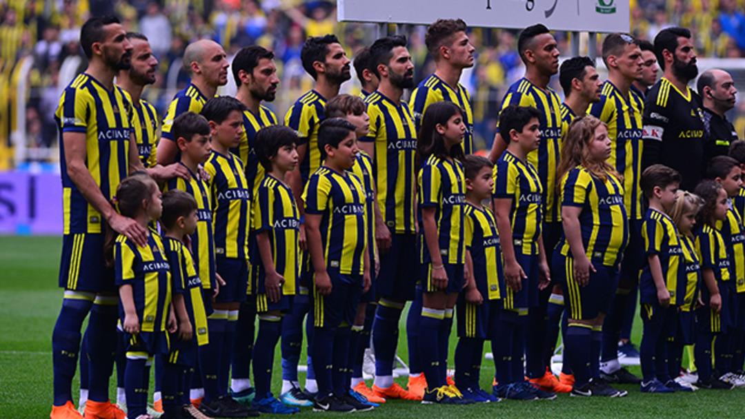 Fenerbah&ccedil;e taraftarı Aatif Chahechouhe'yu protesto etti