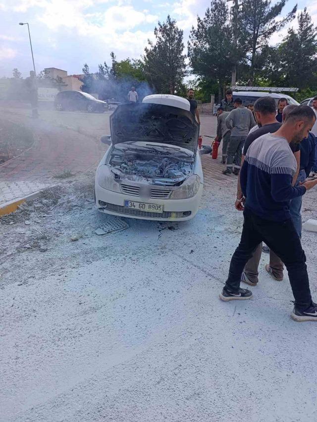 Diyarbakır’da seyir halindeki araç alevlere teslim oldu 1