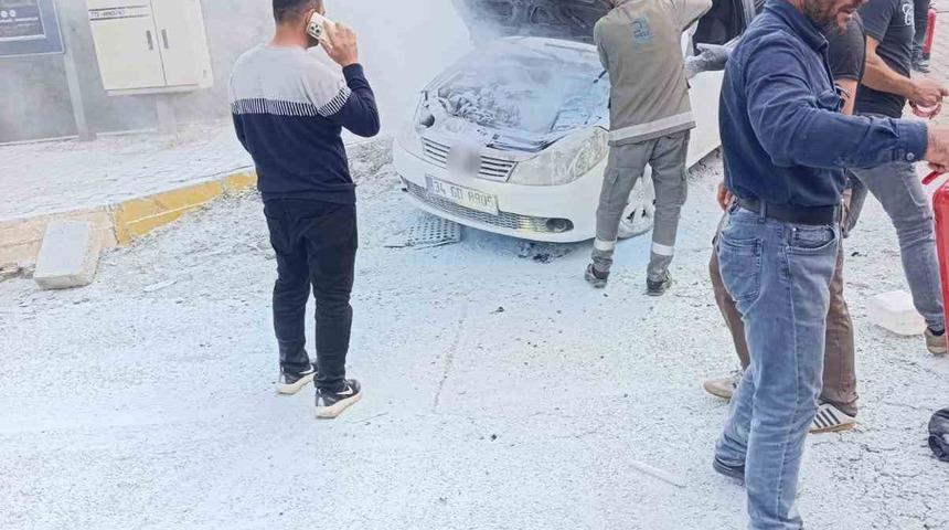 Diyarbakır&rsquo;da seyir halindeki ara&ccedil; alevlere teslim oldu