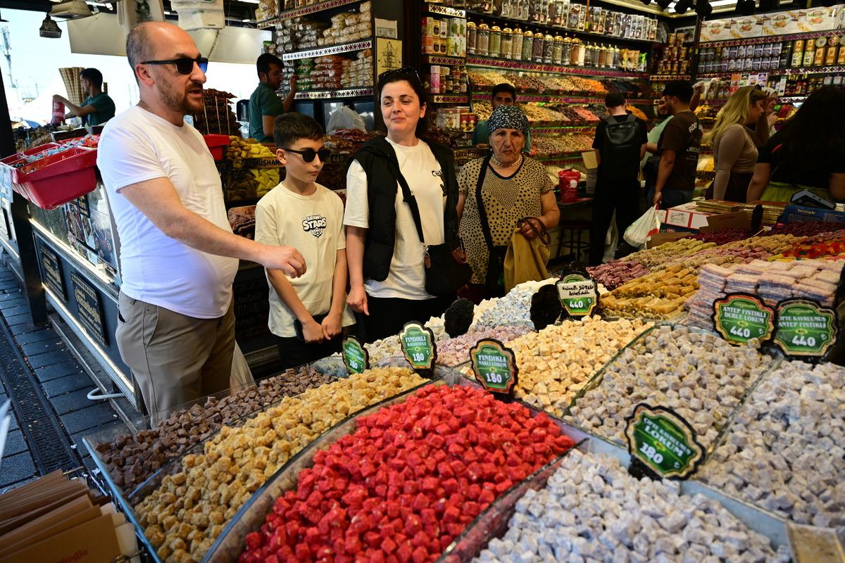 İstanbullular bayram alışverişi i&ccedil;in Tarihi Yarımada yı tercih etti 1